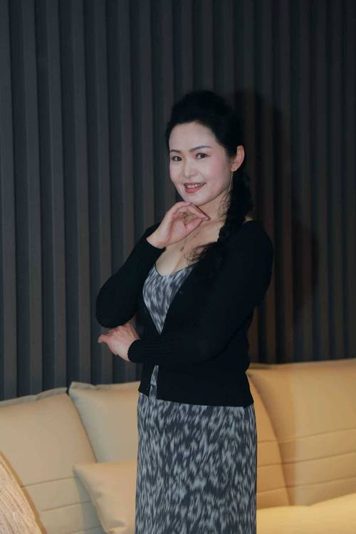 艹处女警花的相关介绍