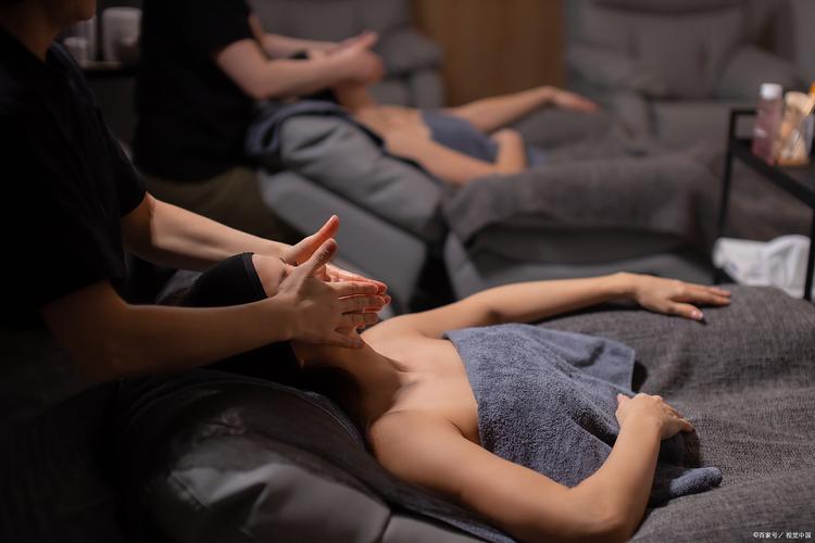 丰满女秘书的诱惑的相关介绍