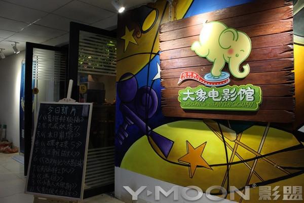 一边亲上面一边舔的相关介绍