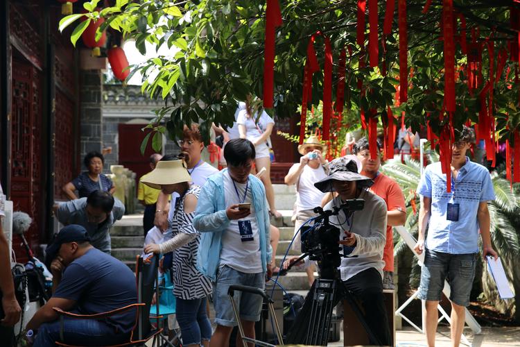 操了美女老师的相关介绍