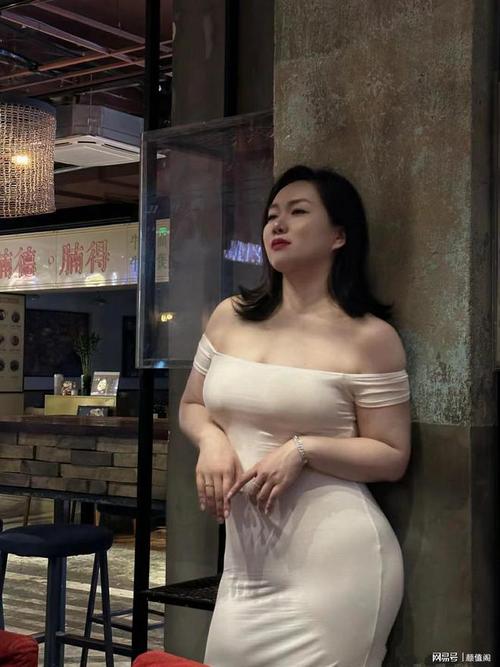 亚洲少妇日常穿搭与体态管理指南：长尾关键词1：亚洲少妇减龄穿搭技巧；长尾关键词2：产后体态恢复训练方法；长尾关键词3：少妇气质提升搭配心得