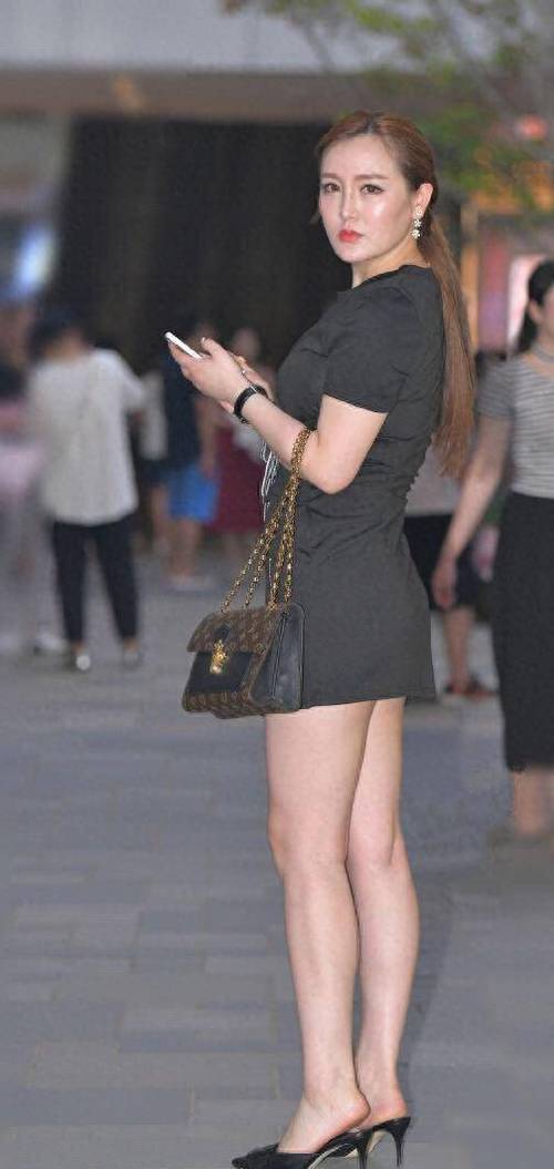 操美女老师嗯哦的相关介绍