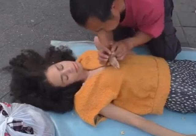 一边亲嘴一边摸逼的相关介绍